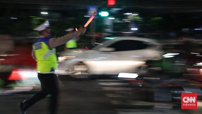 Kepolisian menghentikan sistem satu arah atau one way di Jalan Raya Puncak, Bogor, ke arah Jakarta pada Minggu (23/4). Kini, jalur itu sudah melayani dua arah.
