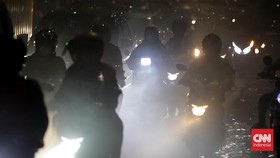 Viral Pemotor 'Nyari Penyakit' Berkendara di Kolong Belakang Truk
