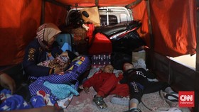 FOTO: Pemudik Padati Kalimalang Malam Ini