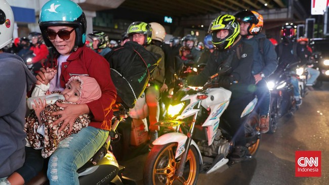 Pemerintah memperbolehkan orang tua membawa anak kecil saat mengendarai sepeda motor menuju kampung halaman.