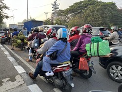 Pemudik Bermotor Padati Jalur Bekasi, Naik Skutik Bawa Barang Diikat Pakai Dek