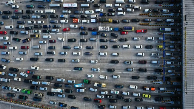 Volume kendaraan pemudik yang melintas di Tol Cikampek meningkat 10 persen jika dibandingkan hari sebelumnya.