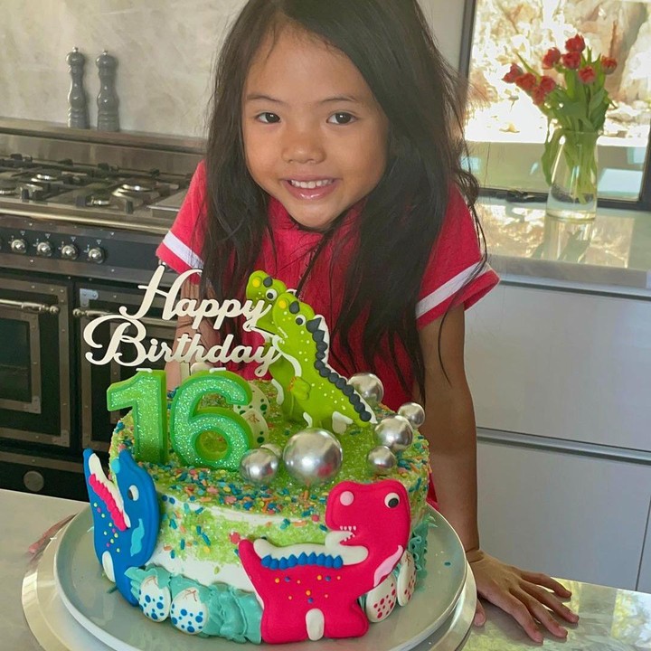<p>Hal tersebut pun diketahui langsung dari <em>Instagram</em> pribadi sang Ibunda yang mengunggah potret kue ulang tahun dengan lilin angka 16. Armand mendapatkan kue ulang tahun itu dari sang adik, Amaira, lho. (Foto: Instagram: @farahquinnofficial)</p>
