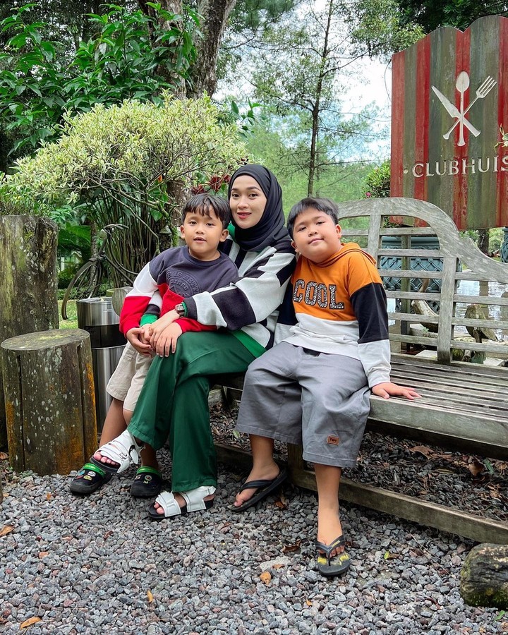 Potret Riri dan Ayus di Ulang Tahun Anak