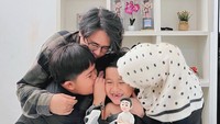 <p>Ayus dan Ririe juga terlihat memeluk mesra Ben nih, Bunda. Mereka terlihat tertawa bersama dan sangat bahagia. "Selamat ulang tahun Adek Ben," tulis Ririe. (Foto: Instagram: @ririe_fairus)</p>