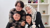 7 Potret Ririe Fairus dan Mantan Suami Rayakan Ultah Anak, Netizen: Sejuk Banget!
