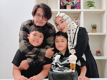 7 Potret Ririe Fairus dan Mantan Suami Rayakan Ultah Anak, Netizen: Sejuk Banget!