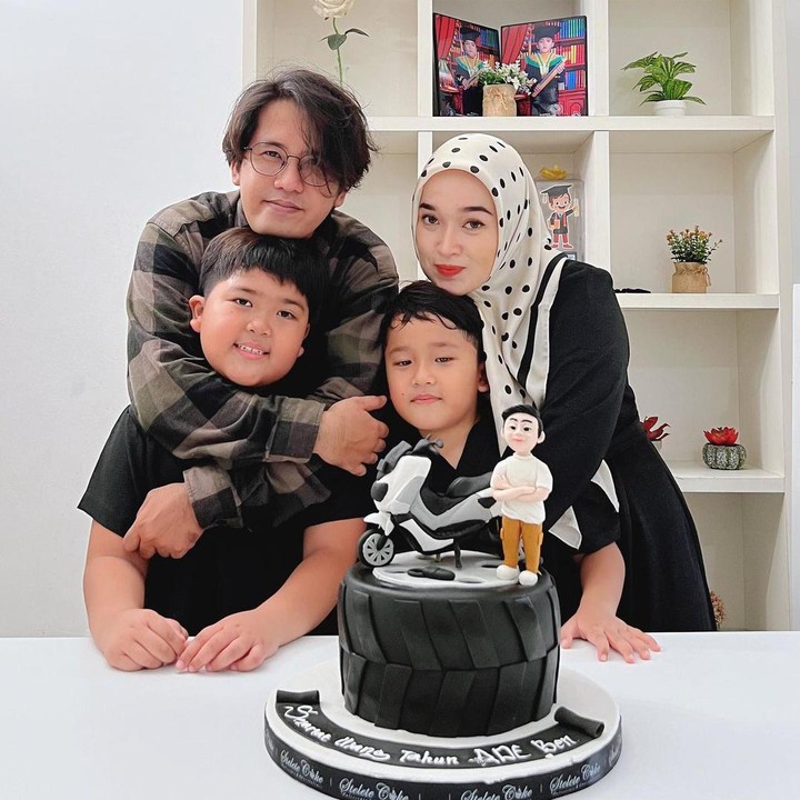 <p>"Sejuk banget. Btw sudah nunggu banget postingan-nya hehe. Selamat ulang tahun pelingdung mama @ririe_fairus," ungkap seorang netizen. "Senang lihatnya Mbak Ri," kata netizen lainnya. (Foto: Instagram: @ririe_fairus)</p>