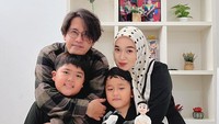 <p>"Sejuk banget. Btw sudah nunggu banget postingan-nya hehe. Selamat ulang tahun pelingdung mama @ririe_fairus," ungkap seorang netizen. "Senang lihatnya Mbak Ri," kata netizen lainnya. (Foto: Instagram: @ririe_fairus)</p>