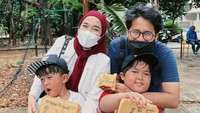 <p>Ayus sering berkunjung dan bermain bersama anak-anaknya. Tak hanya itu, ia juga selalu hadir untuk merayakan ulang tahun Bian dan Ben. (Foto: Instagram: @ririe_fairus)</p>