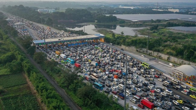 Kemacetan Makin Parah di Tol Jakarta-Cikampek H-5 Lebaran Akibat Serbuan Bus Pemudik