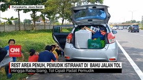 VIDEO: Rest Area Penuh, Pemudik Istirahat di Bahu Jalan Tol