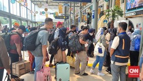 Ribuan Orang Padati Stasiun Senen, Petugas Sortir Pemudik Masuk Peron