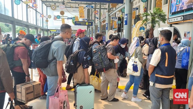 Selain pemudik, rombongan keluarga yang mengantarkan atau ingin menjemput juga turut memadati area Stasiun Pasar Senen.