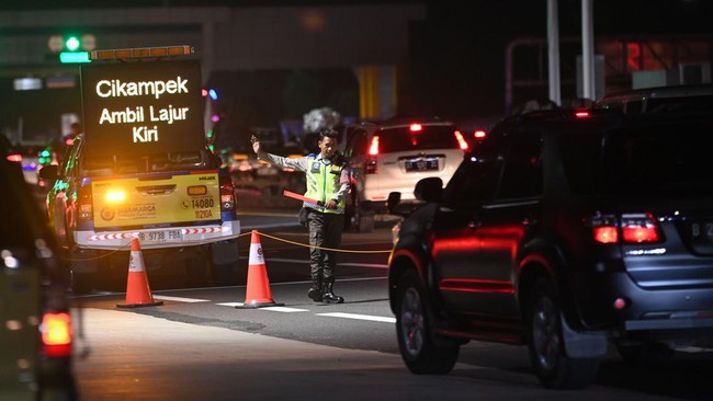 Rekayasa lalu lintas satu arah atau one way dihentikan di Tol Cikampek KM 70 hingga Kalikangkung KM 414. Lalu lintas akan diterapkan normal kembali.