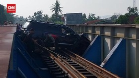 VIDEO: Warga Temukan Mobil Pemudik Melintang Di Jembatan Kereta