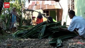 VIDEO: Bukan Janur, Ketupat Warga Gowa Sulsel Dibungkus Daun Pandan