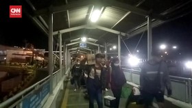 VIDEO: Ribuan Pemudik Pejalan Kaki Berjubel di Pelabuhan Bakauheni