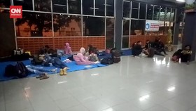 VIDEO: Pemudik Jalan Kaki Lepas Lelah di Lobby Pelabuhan Bakauheni