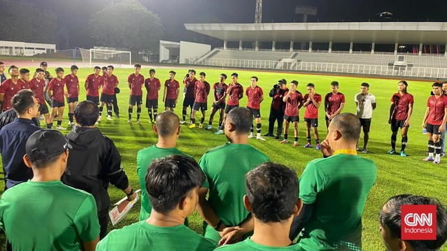 Timnas Indonesia U-22 menggelar uji coba internal. Laga tersebut diwarnai tendangan bebas Alfeandra Dewangga.