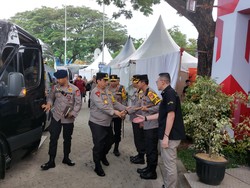 Usai dari Bakauheni-Merak, Wakapolri Tinjau Arus Mudik di Cikampek