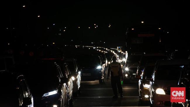 Korlantas Polri memprediksi puncak arus mudik libur Hari Raya Natal 2023 dan Tahun Baru 2024 mulai terjadi pada Jumat (22/12).