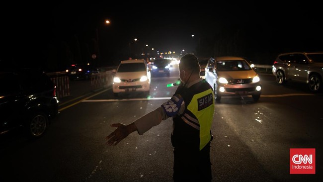Sistem one way di KM 414 Tol Kalikangkung hingga KM 72 Cikampek dimulai pukul 20.30 WIB. Sterilisasi area dimulai sejak pukul 19.00 WIB.