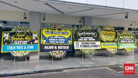 Karangan Bunga Berdatangan di Rumah Duka Carlo Saba