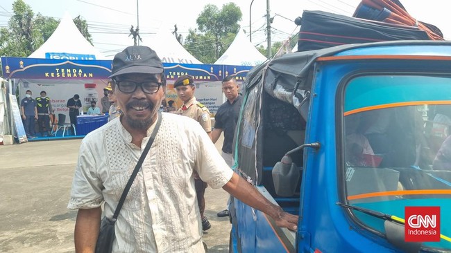 Hasanuddin (65) bersama empat anggota keluarganya rela berdesakan di dalam bajaj demi bisa merayakan Lebaran bersama sanak keluarga di Kuningan, Jawa Barat.