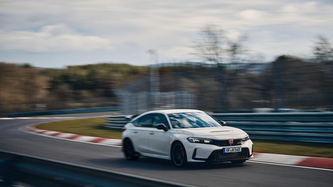 Generasi baru Honda Civic Type R menyelesaikan Nurburgring dalam 7 menit 44,881 detik mengalahkan rekor Renault Megane RS Throphy-R.