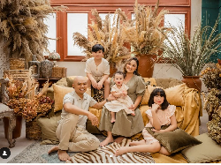 10 Ide Pose Foto Keluarga Saat Lebaran yang Kreatif dan Kekinian
