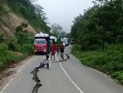 Yang Mudik Lintas Sumbawa Hati-hati Ya! Jalan Provinsi Rusak, Terancam Longsor