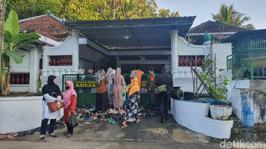 Jemaah Aolia Jemaah Aolia saat melaksanakan salat Id di Pedukuhan Panggang III, Kalurahan Giriharjo, Kapanewon Panggang, Kabupaten Gunungkidul, Kamis (20/4/2023).