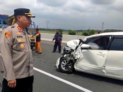 Berhenti di Bahu Jalan, 2 Kendaraan Pemudik Tabrakan di Tol Pekalongan