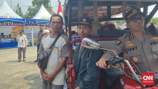Sarban (51) bersama keluarganya mudik dengan menggunakan sepeda motor roda tiga dari Jakarta ke Indramayu. Simak petualangan mereka di sini.