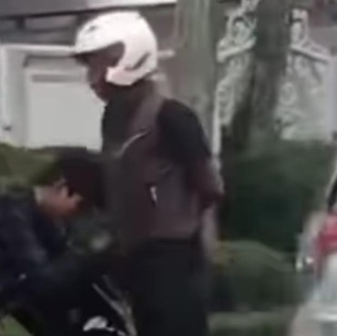 Viral Pria Aniaya Pemotor hingga Kejang-kejang, Pelaku Eksis di Sosmed