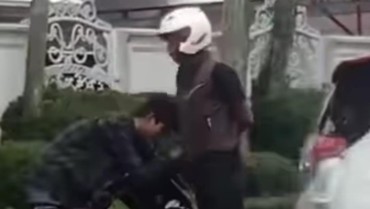 Viral Pria Aniaya Pemotor hingga Kejang-kejang, Pelaku Eksis di Sosmed