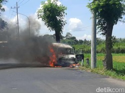 Mobil Penjual Pakaian di Blitar Hangus Terbakar Usai Isi BBM