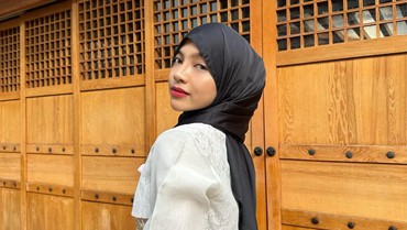 img-title Dulu Dilaporkan, Oklin Fia Kini Pamer Ikut Pengajian Bareng Umi Pipik