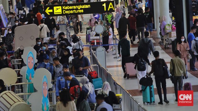 Bandara Soekarno-Hatta mencetak 'hattrick' setelah jumlah penerbangan lebih dari 1.000 per hari selama H-3 hingga H-1 Lebaran atau 19-21 April 2023.