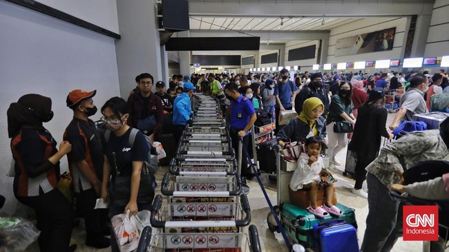 pemudik-padati-bandara-soekarno-hatta-3_169 pemudik-padati-bandara-soekarno-hatta-3_169