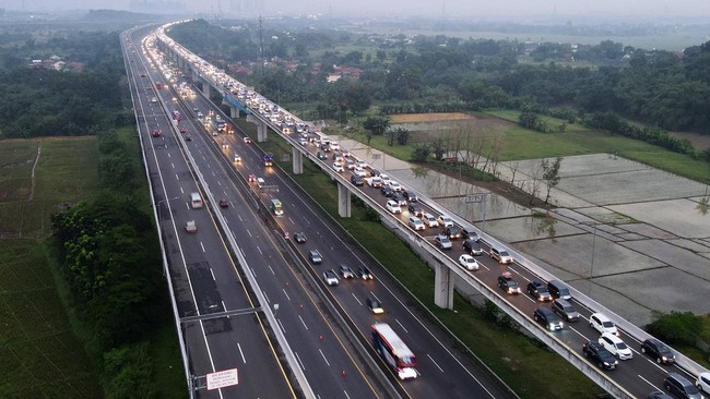 Untuk mengurai kepadatan di Tol Cikampek, Korlantas Polri menerapkan contra flow mulai dari KM 36 Tol Cikampek.