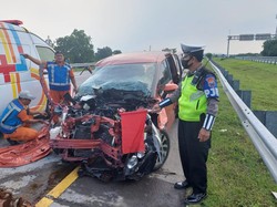 Pengemudi Ngantuk, Sienta Ringsek Tabrak Guardrail di Tol Gempol Pasuruan