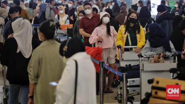Penumpang pesawat diperbolehkan tidak menggunakan masker apabila dalam keadaan sehat dan sedang tidak terinfeksi virus covid-19.