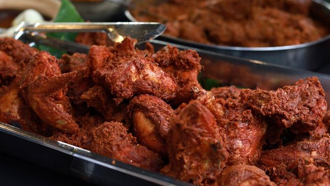 Rendang ayam bisa jadi alternatif menu lebaran saat harga daging melonjak. Berikut ini resep rendang ayam sebagai menu lebaran.