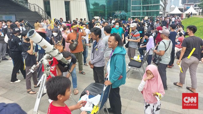 Demi melihat Gerhana Matahari Hibrida, ribuan masyarakat sudah meramaikan kawasan Taman Ismail Marzuki sejak pukul 08.30 WIB.
