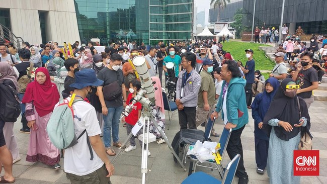 Langit Jakarta ditutupi awan gelap pada Kamis (20/4) sehingga fase awal Gerhana Matahari Hibrida tidak terlihat jelas.