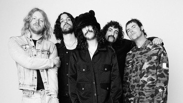 Lirik Lagu Happy Endings - Sticky Fingers