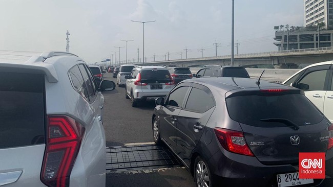 Lalu lintas Jalan tol layang Sheikh Mohammed bin Zayed (MBZ) ke arah Cikampek macet pada Kamis (20/4) pagi atau H-2 Idulfitri 2023.