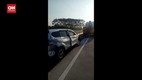 VIDEO: Supir Tak Sempat Rem, Bus Tabrak 4 Mobil di Tol Semarang